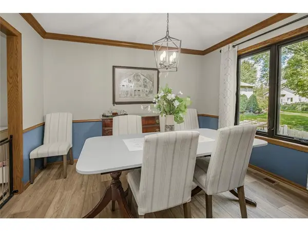 591 Autumn Oaks Ct, Eagan, MN 55123-1621