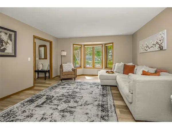 591 Autumn Oaks Ct, Eagan, MN 55123-1621
