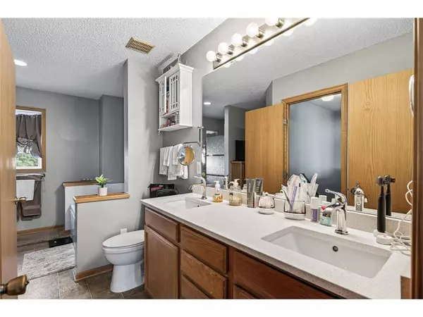 2553 11th Ave, Anoka, MN 55303-2080