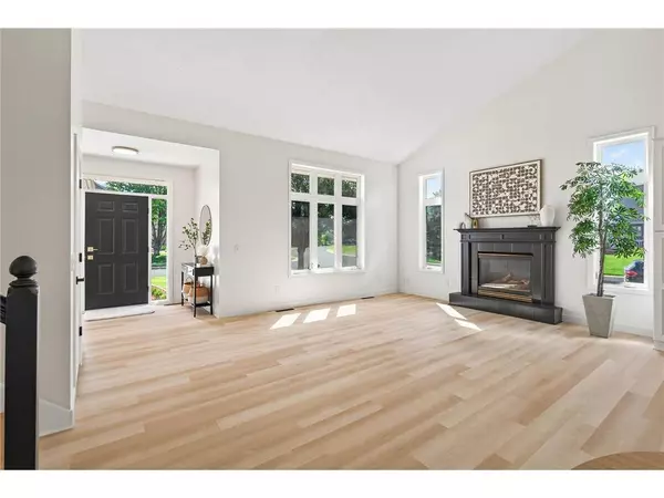 1594 Coventry Ln, Shakopee, MN 55379-8062