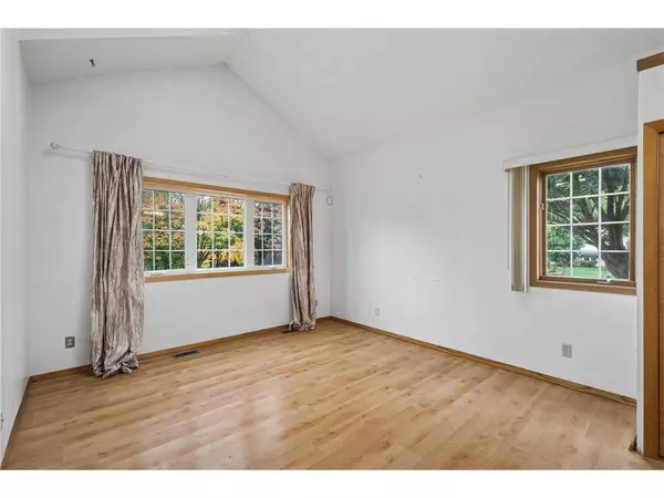 2023 Parkside Dr, St Paul, MN 55119-4673