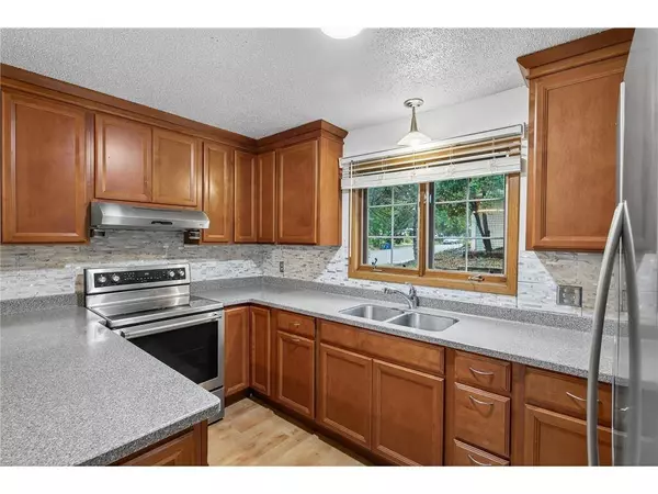 2023 Parkside Dr, St Paul, MN 55119-4673