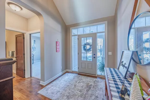 16899 E Lake Dr, Lakeville, MN 55044-6052