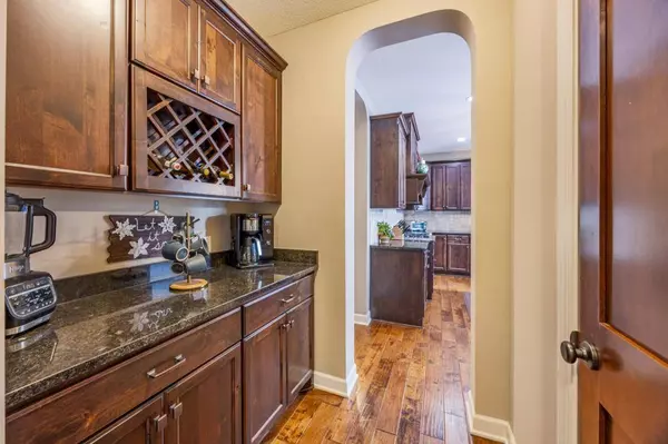 16899 E Lake Dr, Lakeville, MN 55044-6052