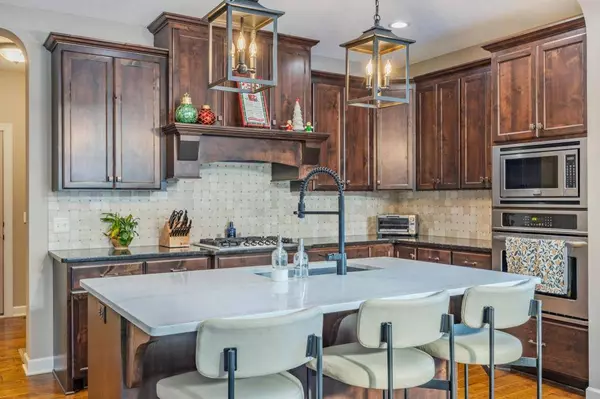 16899 E Lake Dr, Lakeville, MN 55044-6052