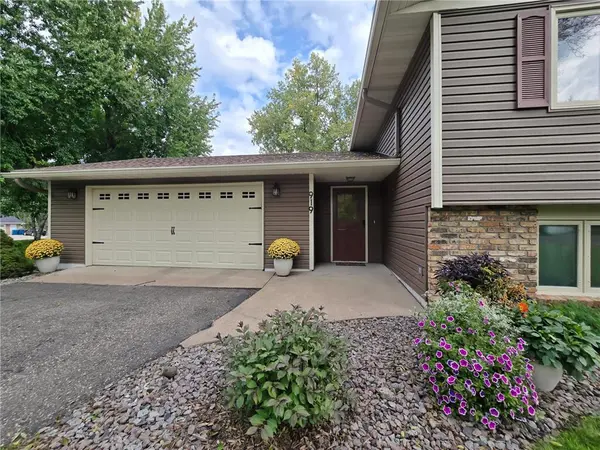 919 15th St SE, Forest Lake, MN 55025-2014