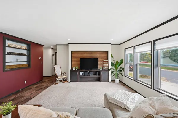 102 Cascade LN, Rockford, MN 55373