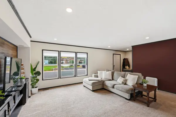102 Cascade LN, Rockford, MN 55373
