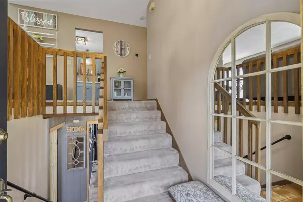 4593 Maple Leaf CIR, Eagan, MN 55123