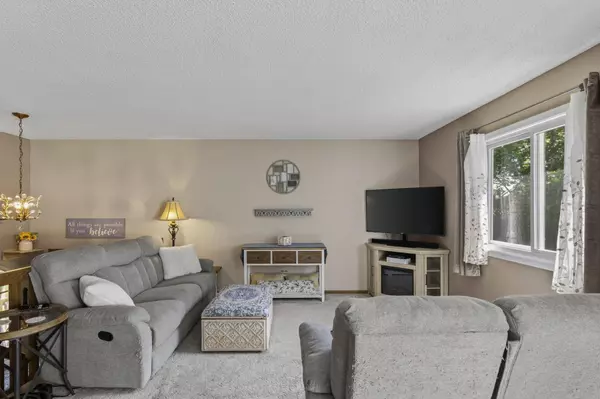 4593 Maple Leaf CIR, Eagan, MN 55123