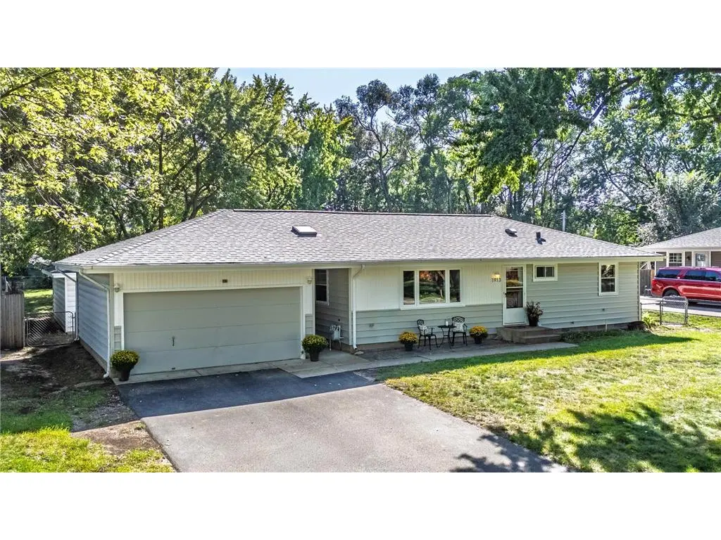 1913 E 86 1/2 St, Bloomington, MN 55425-2110