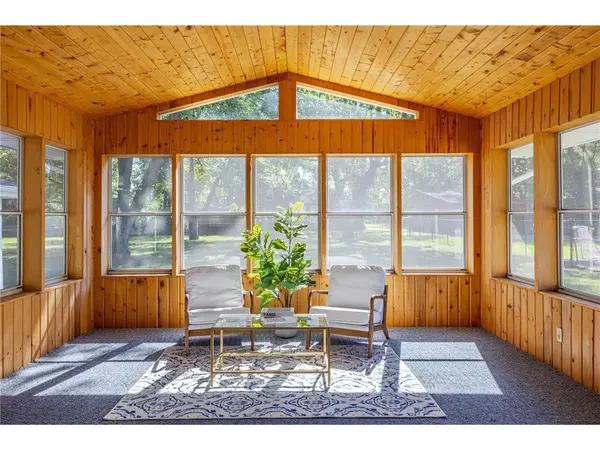 1913 E 86 1/2 St, Bloomington, MN 55425-2110