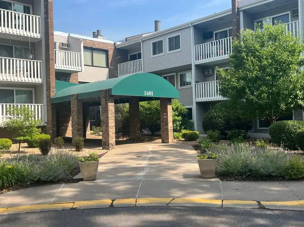 1601 N Innsbruck DR #215NE, Minneapolis, MN 55432