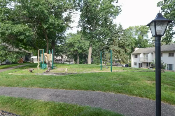 1547 N Oberlin Cir, Minneapolis, MN 55432-6031