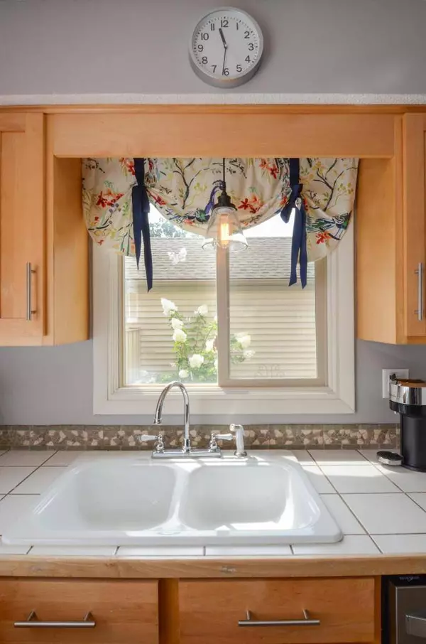 1547 N Oberlin Cir, Minneapolis, MN 55432-6031