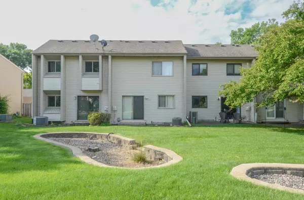 1547 N Oberlin Cir, Minneapolis, MN 55432-6031