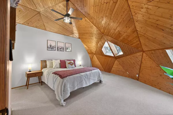 38501 Woodduck LN, North Branch, MN 55056