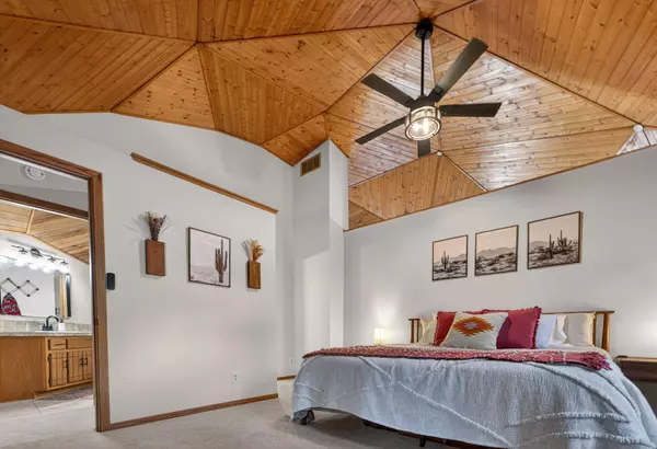 38501 Woodduck LN, North Branch, MN 55056