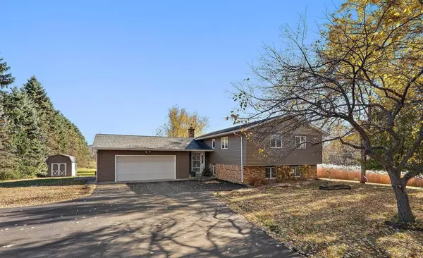 967 Sherman Rd, Hudson, WI 54016-8328