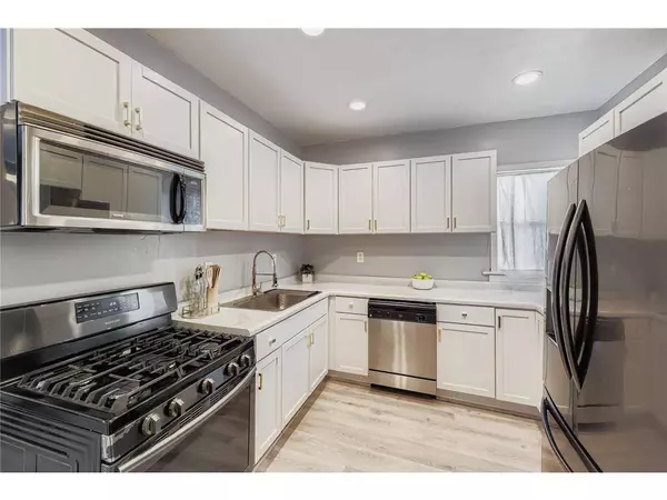 890 Duchess St, St Paul, MN 55106-3808