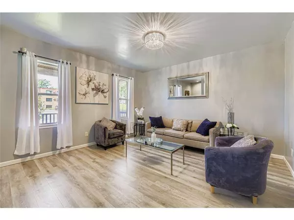 890 Duchess St, St Paul, MN 55106-3808