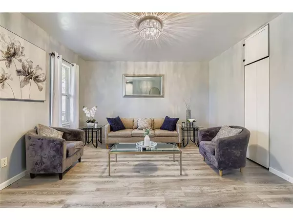 890 Duchess St, St Paul, MN 55106-3808