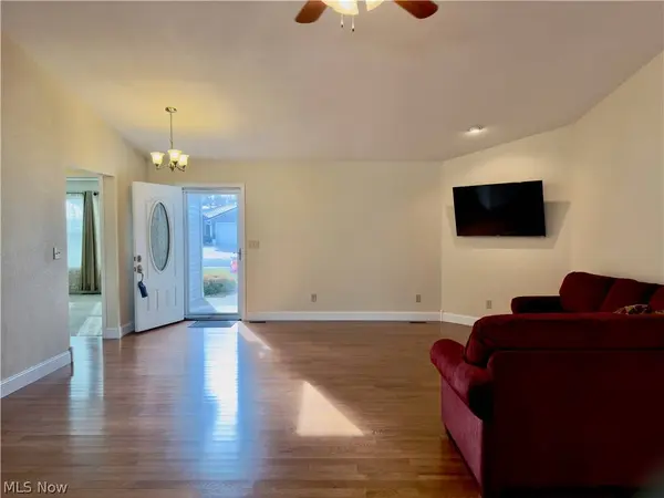 708 Oak Tree LN, Belpre, OH 45714