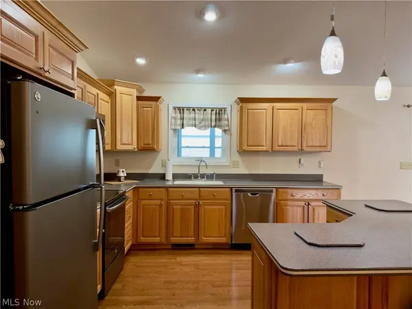 708 Oak Tree LN, Belpre, OH 45714