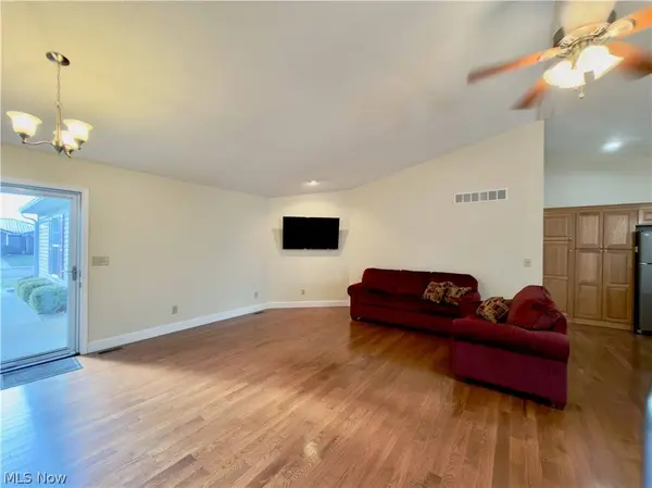 708 Oak Tree LN, Belpre, OH 45714