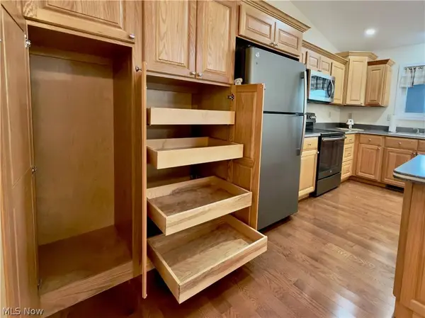 708 Oak Tree LN, Belpre, OH 45714