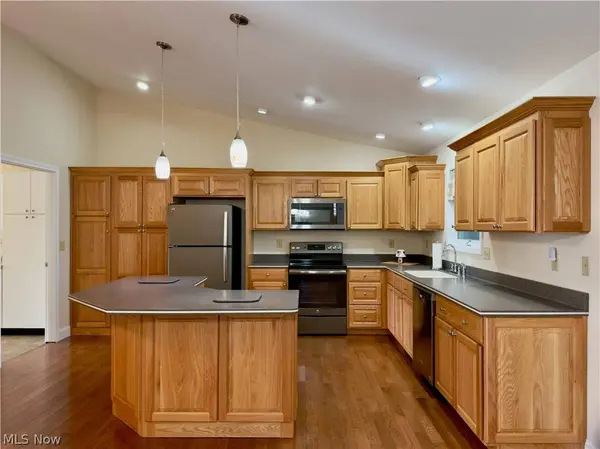 708 Oak Tree LN, Belpre, OH 45714