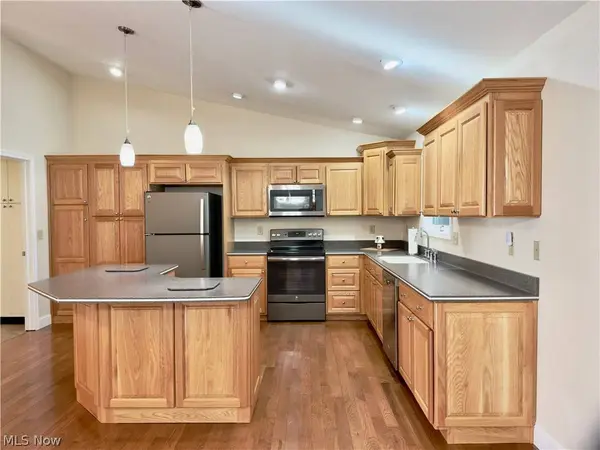 708 Oak Tree LN, Belpre, OH 45714