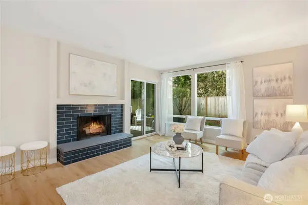 19123 Ballinger WAY NE #102, Lake Forest Park, WA 98155