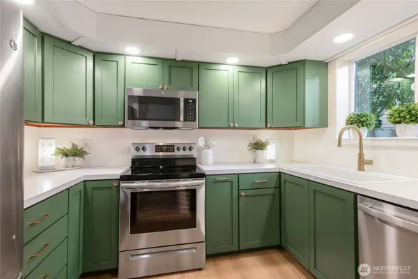 19123 Ballinger WAY NE #102, Lake Forest Park, WA 98155