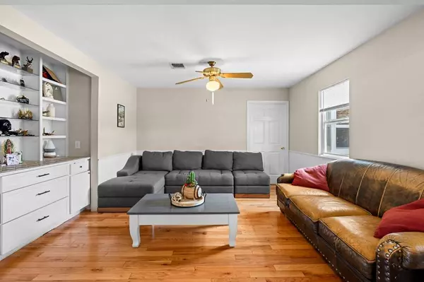 132 Silver Creek Ln E, Center Point, TX 78010