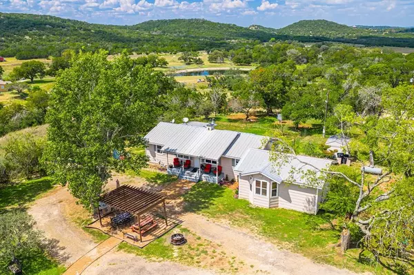 132 Silver Creek Ln E, Center Point, TX 78010