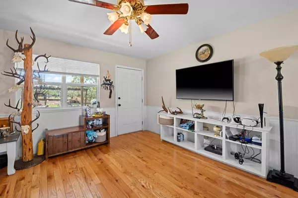 132 Silver Creek Ln E, Center Point, TX 78010