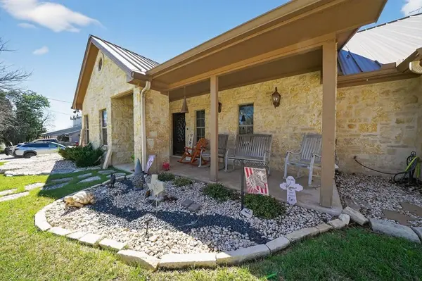 204 Red Oak Lane, Ingram, TX 78025