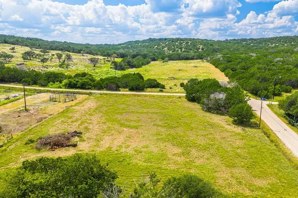132 Silver Creek Ln E, Center Point, TX 78010