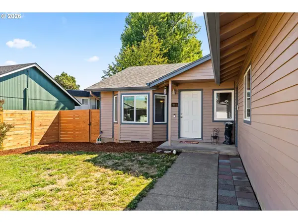 1033 ASH GROVE LOOP, Creswell, OR 97426