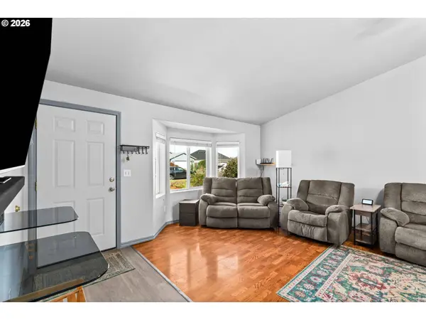 1033 ASH GROVE LOOP, Creswell, OR 97426