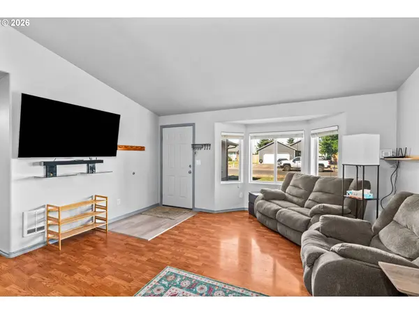 1033 ASH GROVE LOOP, Creswell, OR 97426