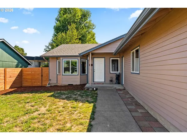 1033 ASH GROVE LOOP, Creswell, OR 97426