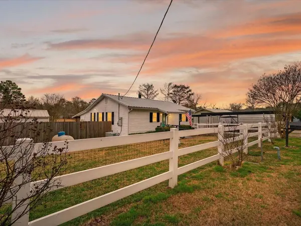 117 Horseshoe Lake DR W, Huntsville, TX 77320