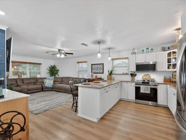 117 Horseshoe Lake DR W, Huntsville, TX 77320