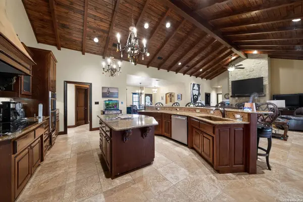 204 RED OAK LN, Ingram, TX 78025