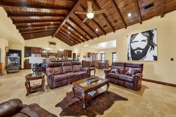 204 RED OAK LN, Ingram, TX 78025