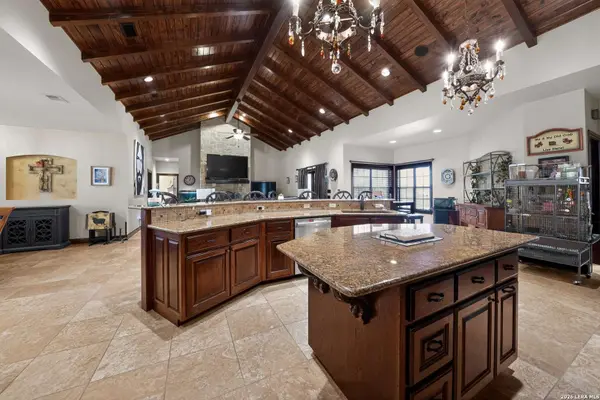 204 RED OAK LN, Ingram, TX 78025