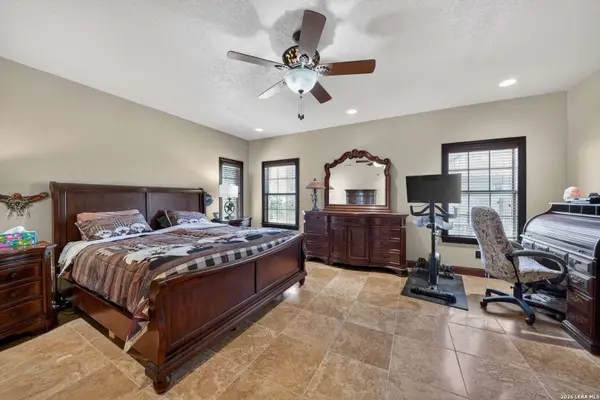 204 RED OAK LN, Ingram, TX 78025