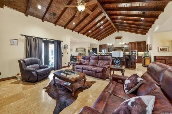 204 RED OAK LN, Ingram, TX 78025